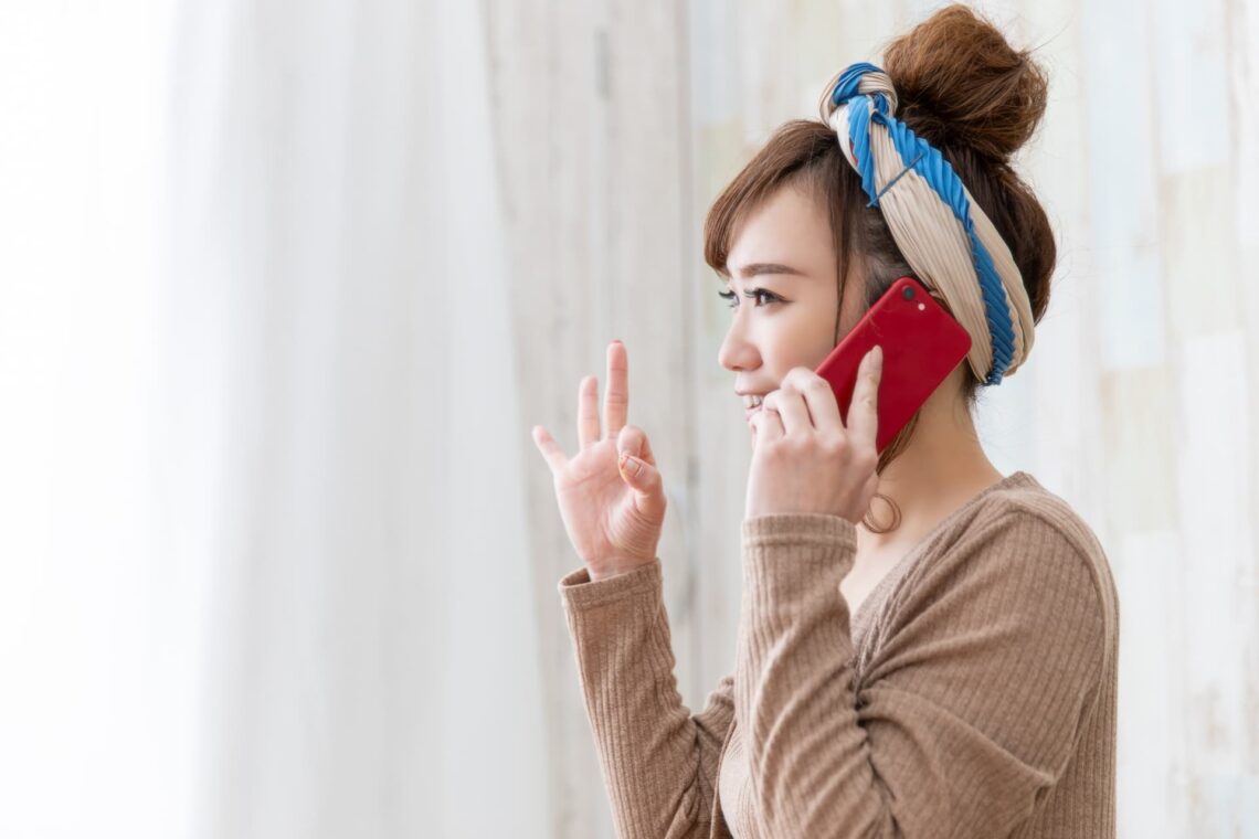 電話する女性