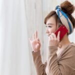 電話する女性