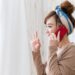 電話する女性