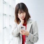 スマホを見て不安になる女性