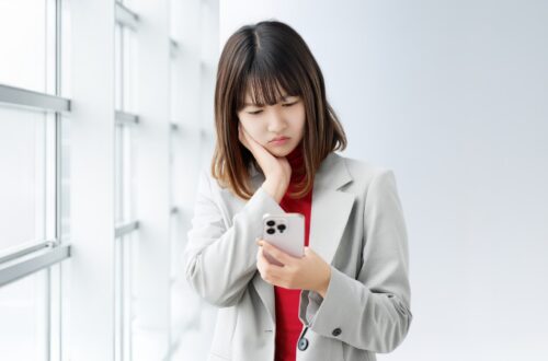 スマホを見て不安になる女性