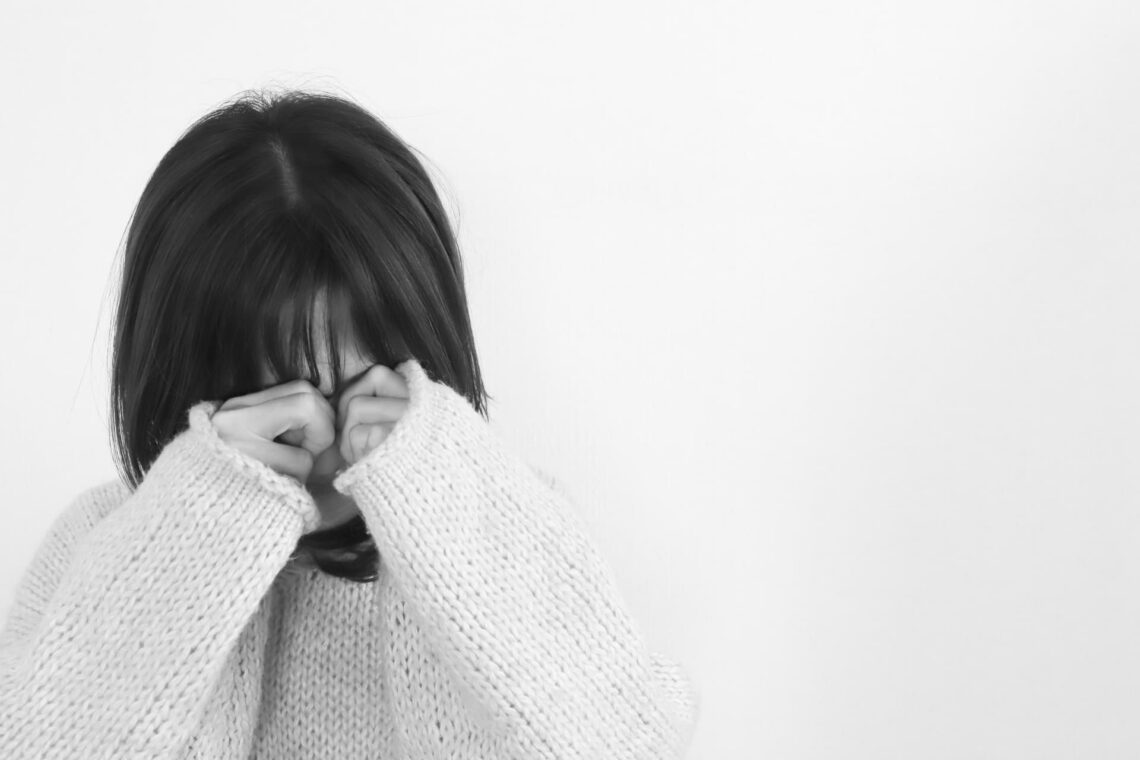 泣いている女性