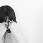 泣いている女性