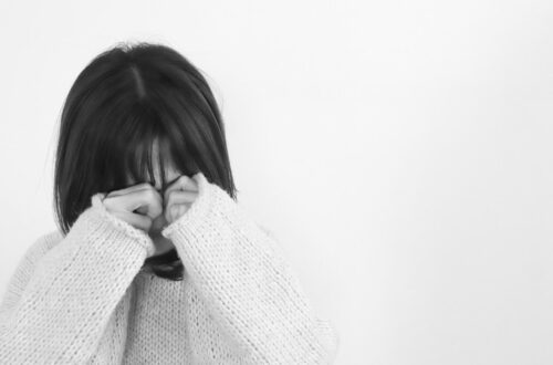 泣いている女性